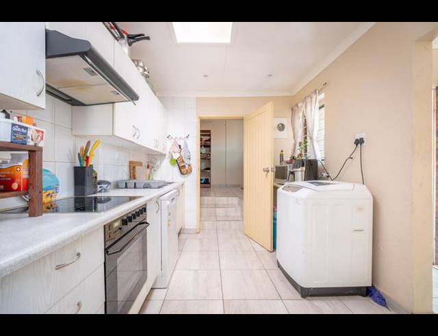 2 BEDROOM TOWNHOUSE FOR SALE IN RANGE VIEW